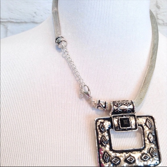 Silver & black medallion on thick chain short necklace - Picture 3 of 5